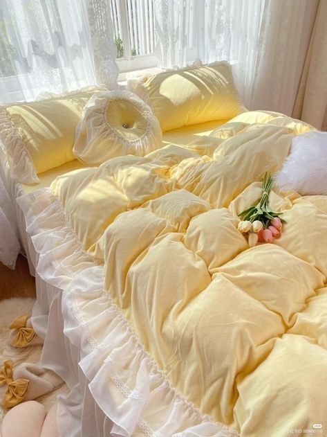 Yellow Blanket Bedroom, Bed Covers Aesthetic, Yellow Themed Bedroom, Yellow Room Aesthetic, Yellow Bedroom Aesthetic, Japanese Bedroom Aesthetic, Japanese Bedroom Ideas, Yellow Bed, Yellow Blanket