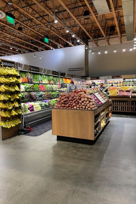 Luxury Grocery Store, Erewhon Market, Shopping Market, Market Ideas, Santa Monica California, 7 Eleven, Santa Monica, Grocery Store, Austin