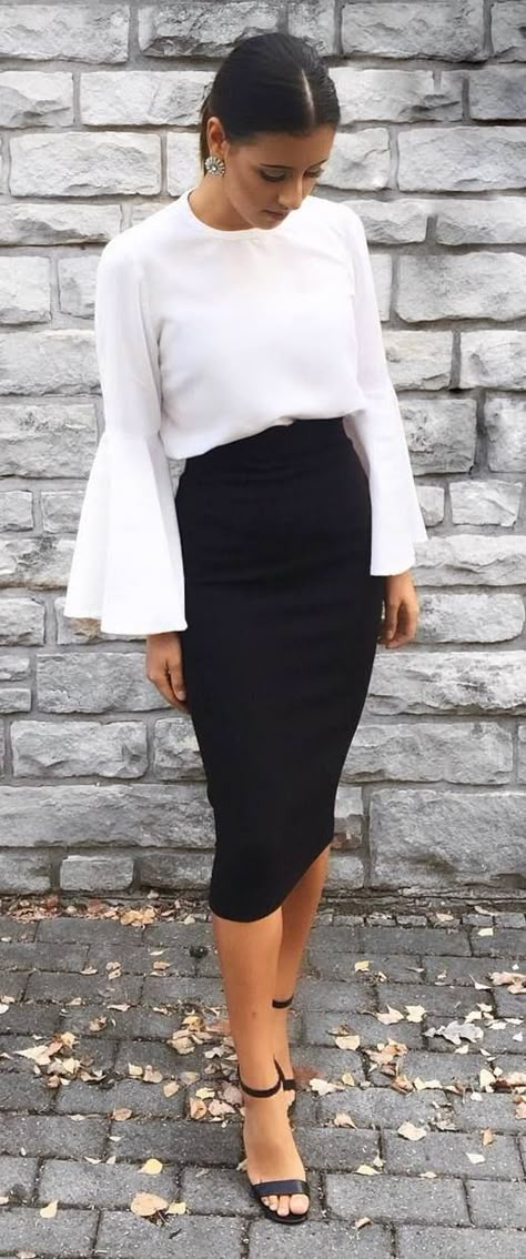 White Bell Sleeves & Black Pencil skirt. Party Dresses Short Clubwear, Black Pencil Skirt Outfit, Outfit Formal Mujer, Outfit 2020, Skirt Diy, Pencil Skirt Outfits, Apostolic Fashion, Summer Trends Outfits, Outfit Chic