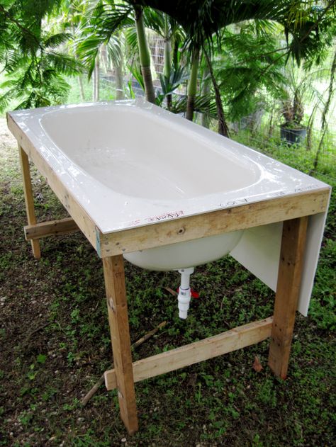 Used a shower drain, rather than just the built in hole. Worm Farm Diy, Worm Beds, Worm Composting Bin, Composting Ideas, Helping Nature, Aquaponics Kit, Old Bathtub, Worm Bin, Worm Composting