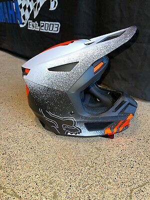 Dirt Bike Helmet, Custom Dirt Bike Helmets, Fox Dirt Bike Logo, Motocross Helmet Design, Fox Helmets Motocross, Fox Racing, Bicycle Helmet, Motocross, Fox