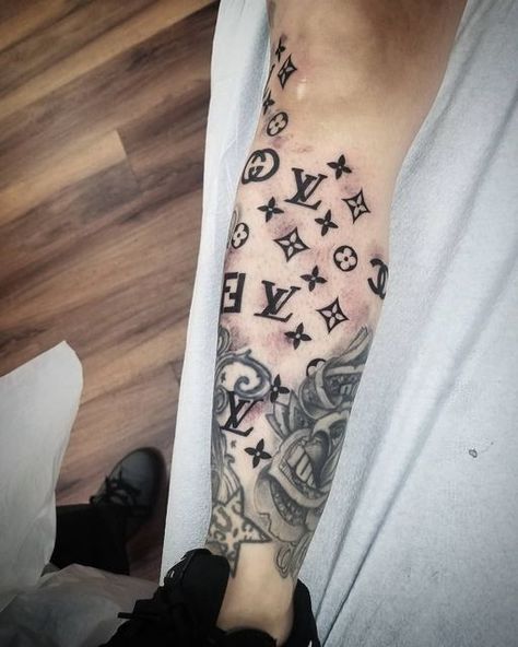 Dakas Victor Avila on Instagram: "#thestandardtattooparlor #louisvuitton #louisvuittontattoo" Luis Vuitton Tattoo Design, Louis Vuitton Tattoo For Men, Louie Vuttion Tattoo, Lv Tattoo Ideas, Lv Tattoo Louis Vuitton, Lv Tattoo Design, Louis Vuitton Tattoo Ideas, La Tattoo Ideas, Grunge Tats