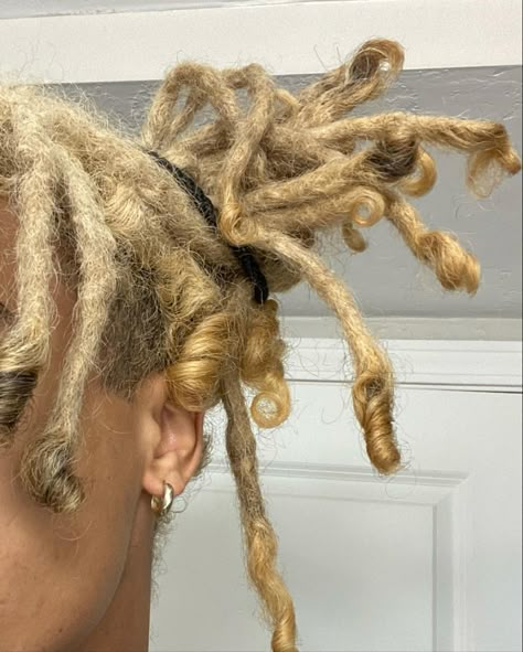 Black Hairstyles Natural Men, Blonde Locs Aesthetic, Blonde Locs Men, Curly Locs Men, Mullet Locs, Marauders Era Aesthetic, Locs Men, Blonde Locs, Evan Rosier