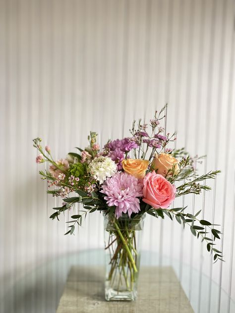 Bright Pastel Vase Arrangement Easy Mother’s Day Flower Arrangement, Flowershop Ideas, Pastel Vase, Pastel Bouquet, Mother's Day Bouquet, Spring Floral Arrangements, Flower Vase Arrangements, Flower Arrangements Simple, Floral Arrangements Diy