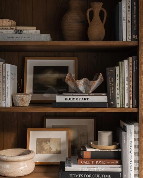 Amber Lewis Shelf Styling, Bookshelves Decor, Shelf Arrangement, Beautiful Bookshelf, Styling Shelves, Decorating Bookshelves, Bookcase Styling, Amber Lewis, Shoppe Amber Interiors