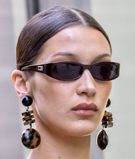 Bella Hadid • Vintage Gucci 90s Mood, Aesthetic Gucci, Sunglasses Aesthetic, Vintage Outfits Men, Emoji Birthday Party, Vintage Outfits 90s, Earrings Outfit, Emoji Birthday, Gucci Glasses