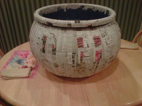 Halloween Decorations No Porch, How To Make A Caldron, Paper Mache Halloween Props, Paper Mache Witch Cauldron, Large Cauldron Diy, Caldron Halloween Diy, How To Make A Cauldron For Halloween, Paper Mache Props, Paper Mache Cauldron