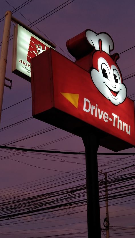 Jollitown Background, Aesthetic Jollibee, Jollibee Wallpaper, Jollibee Prank Picture, Jollibee Aesthetic, Aesthetic Drive, Night Snapchat, Beautiful Night Images, Night Food