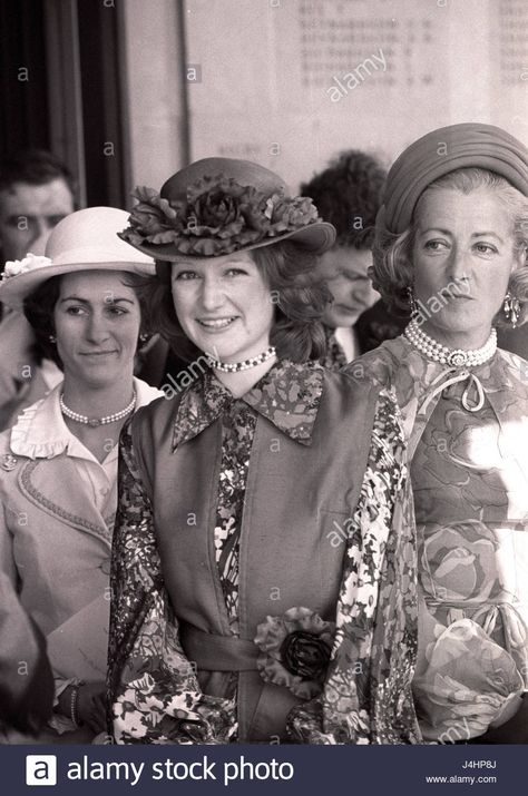 Lady Sarah Spencer (centre) and mother Frances Shand Kydd (r). Stock Photo Aristocratic Wedding, Diana Sisters, Sarah Spencer, British Nobility, Princess Diana Rare, Princess Diana And Charles, Perfect Lady, Prince Charles And Diana, Spencer Family