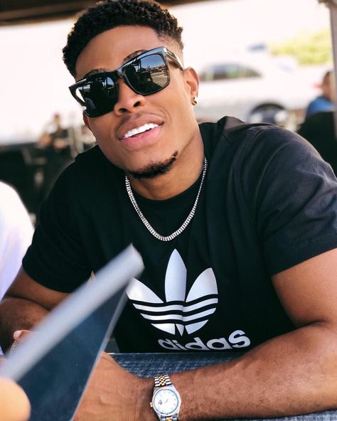 Caesar Chukwuma, Instagram People, Cool Poses, Men Looks, Round Sunglass Men, Mirrored Sunglasses Men, Square Sunglasses Men, Round Sunglasses, Mirrored Sunglasses