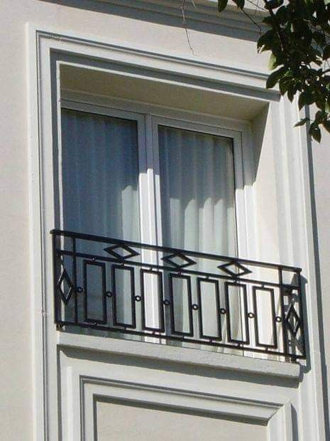 Reling Design, Iron Balcony Railing, Modern Window Grill, Balcony Glass Design, Design Balcony, Wrought Iron Railings, Window Grill Design Modern, Grill Gate Design, Modern Balcony