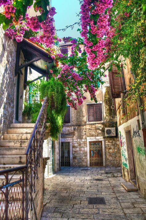 Old Town in Split,Croatia. Check out the 10 most beautiful towns in Croatia at TheCultureTrip.com. Click on the image to read about them.(http://www.guidora.com/) Split Croatia, Voyage Europe, Croatia Travel, Zadar, Future Travel, Gatlinburg, Zagreb, Dubrovnik, Elba