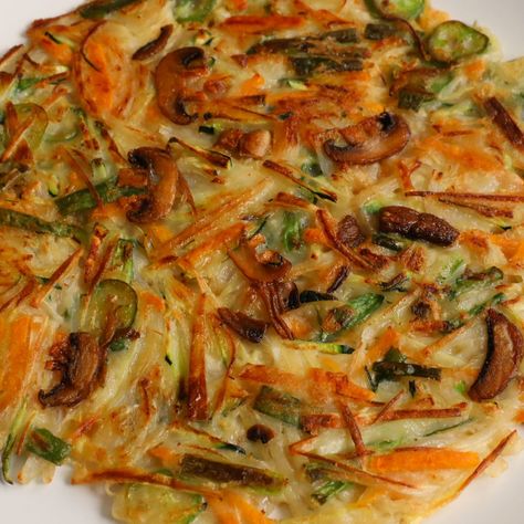 Vegetable Pancake, Maangchi Recipes, Veggie Pancakes, Korean Vegetables, Korean Pancake, Vegetable Pancakes, Korean Cooking, Korean Dishes, Omelet