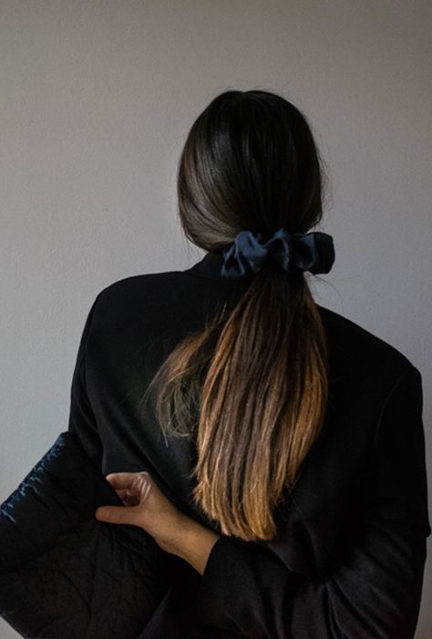 Scrunchie ponytail, clutch bag #fashion #hairstyle #parisianstyle Ponytail With Scrunchie, Ponytail Scrunchie, Scrunchie Ponytail, Scrunchie Styles, Messy Ponytail, Rituals Set, Low Ponytail, Sustainable Gifts, Bag Fashion