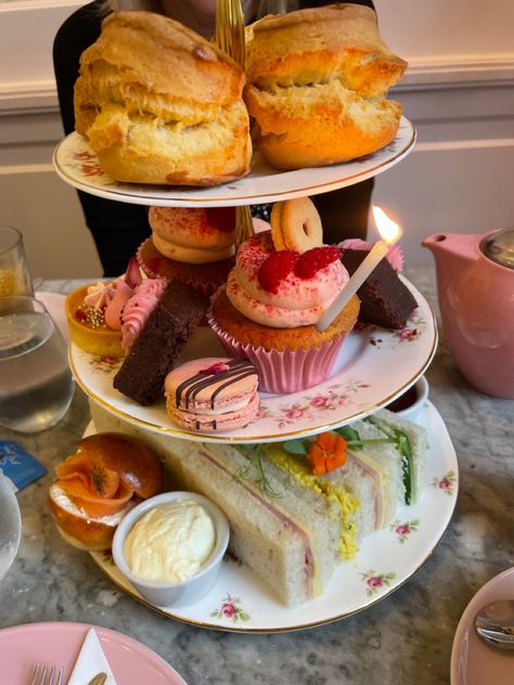 #london #fashion #recipe #aesthetic #scones #cake #cakeideas #cupcakes #birthday #sandwich #dessert #london #londonlife #cafe #pink Aesthetic Scones, Sandwich Dessert, Peggy Porschen Cakes, Peggy Porschen, Cupcakes Birthday, Recipe Aesthetic, London Dreams, Cakes Recipes, London Aesthetic