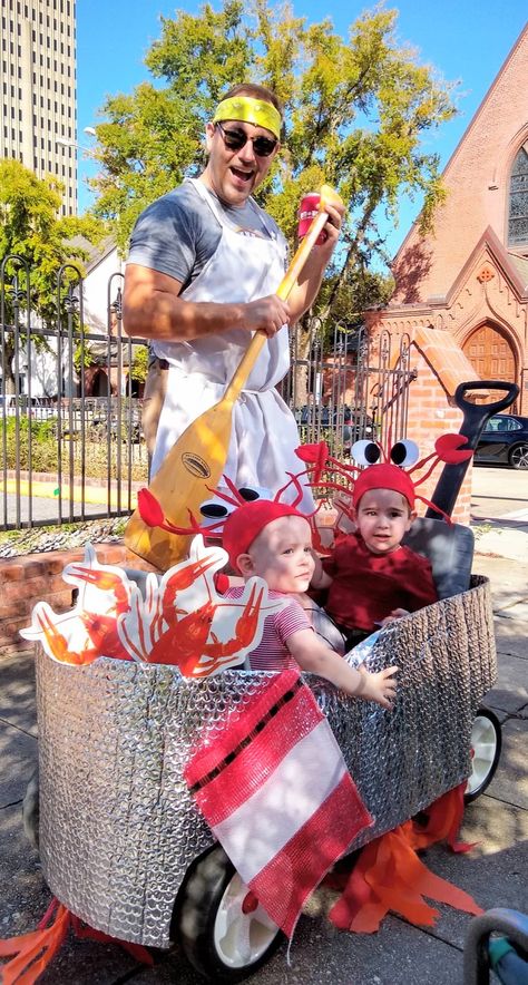 Crawfish Boil costume. Perfect for a family with little kids and a wagon!  #familycostume #louisianacostume #crawfish #wagoncostume Wagon Costume Ideas, Circus Family Costume, Wagon Floats, Wagon Halloween Costumes, Wagon Costume, Mardi Gras Parade Float, Mardi Gras Kid, Lobster Costume, Mardi Gras Float