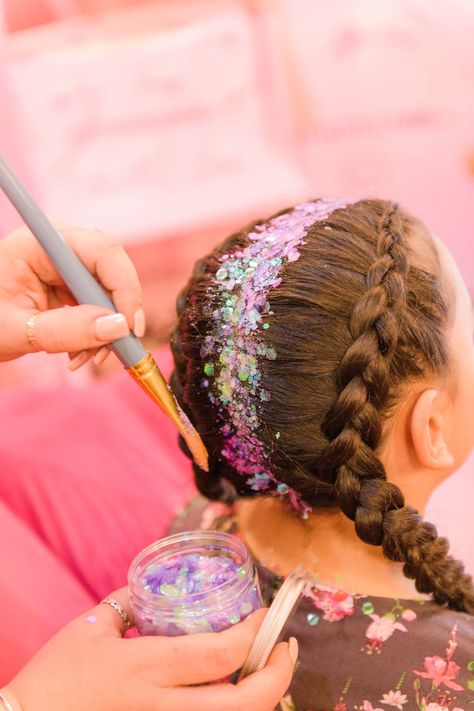 Diy Hair Glitter, Concert Hairstyles, Glitter Party, Peinados Fáciles Para Cabello Corto, Glitter Girl, Festival Hair, Braided Hair, Cute Fruit, Glitter Hair