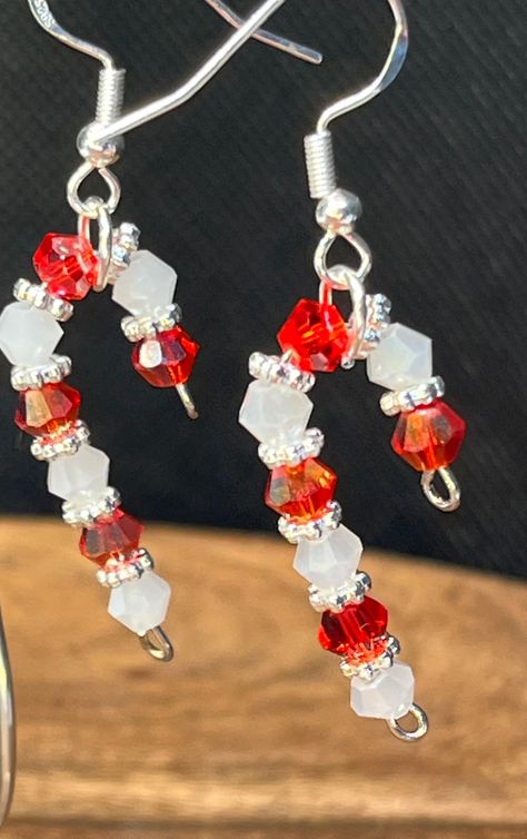 These are adorable holiday crystal red and white dangle candy cane earrings Santa Earrings, Diy Holiday Earrings, Beaded Candy Cane Earrings, Bead Crafts Christmas, Christmas Market Ideas Diy, Christmas Jewellery Ideas, Cute Christmas Earrings, Christmas Diy Earrings, Craft Earrings