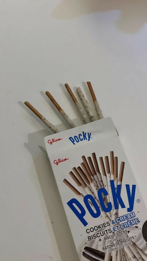 Chisato Snack Aesthetic, Pocky Cookies And Cream, Pocky Oreo, Cookies And Cream Aesthetic, Pocky Aesthetic, Pocky Sticks, Pocky Game, Tumblr Pics, Tv Wall Decor