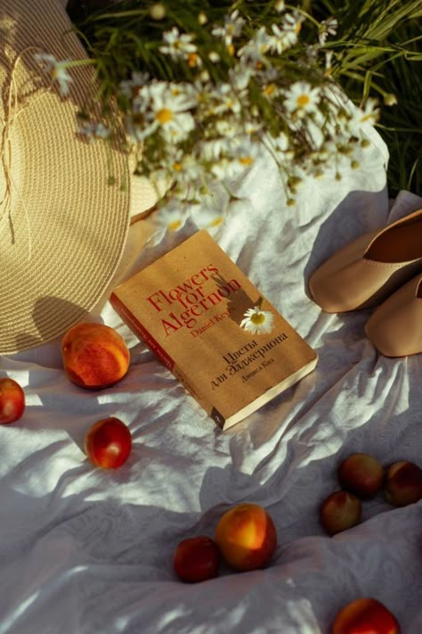 Picnic Product Photoshoot, Picnic Photoshoot Aesthetic, Peach Picnic, Book Picnic, Summer Picnic Aesthetic, Flower Picnic, Fruit Picnic, Picnic Photos, Picnic Shoot