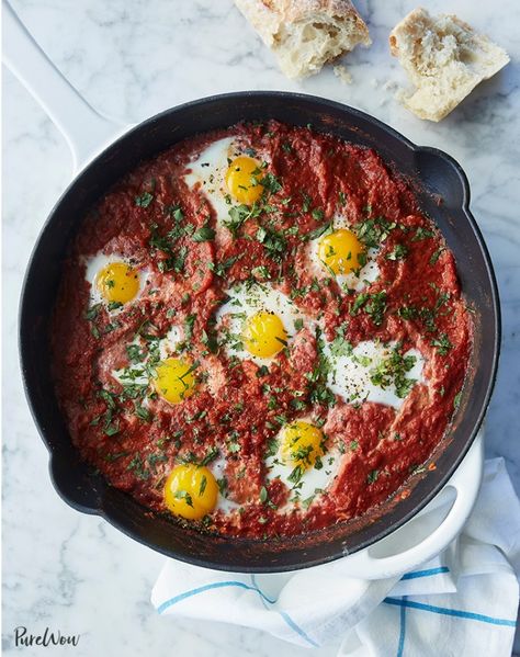 Poached? Yawn. It’s time you tried shakshuka, an Israeli baked egg dish that’s popular for breakfast but equally tasty for lunch or dinner. Jewish Breakfast, Easy Sunday Dinner, Mediterranean Diet Breakfast, Slow Cooker Breakfast, Iron Skillet Recipes, Cast Iron Skillet Recipes, Dinners To Make, Diet Breakfast Recipes, Diet Breakfast