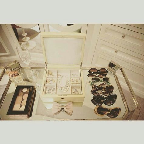 chanel and scream queens image Scream Queens Bedroom, Chanel Oberlin Closet, Chanel Oberlin Aesthetic, Scream Queens Fashion, Mansion Living, Chanel Oberlin, Light Feminine, Sorority House, Coquette Room