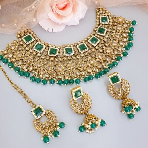 Emerald Green Bridal Jewelry Indian, Bridal Choker Necklace, Bridal Jewlery, Green Antique, Diamond Choker Necklace, Bridal Jewellery Design, Bridal Choker, Maang Tikka, Diamond Choker