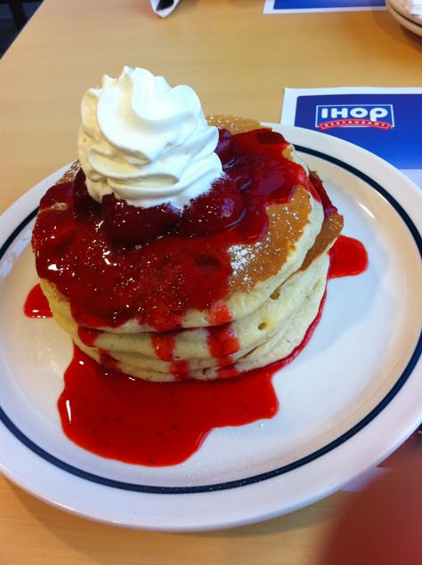 Ihop Strawberry Cheesecake Pancakes, Ihop Breakfast Aesthetic, Ihop Pancakes Aesthetic, Pancakes Ihop, Ihop Food, Pancakes Strawberry, Ihop Pancakes, Amazing Food Platters, Strawberry Pancakes