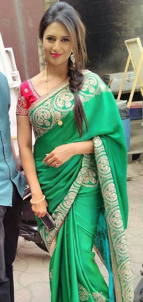 Divyanka Tripathi Saree, Divyanka Tripathi, Indian Bridal Photos, Serial Actress, Modern Saree, Bollywood Hairstyles, India Dress, Indian Tv Actress, Bollywood Girls