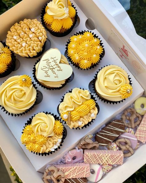 Desserts Mothers Day, Mother's Day Theme Cupcakes, Mother Day Sweets Ideas, Mothers Day Treats Boxes, Deserts For Mother's Day, Mother’s Day Sweet Treats, Mother’s Day Baking, Mother Days Cake, Mother S Day Cupcakes