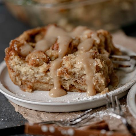 Vegan Bread Pudding Recipe - Courtney's Homestead- Easy vegan recipes the whole family plus friends will love. Easy to find ingredients, vegan dinners, vegan dessert recipes and everything in between! Fruit Bread Pudding, Sourdough Bread Pudding, Vanilla Custard Sauce, Vegan Bread Pudding, Fun Healthy Recipes, Bread Pudding Sauce, Traditional Bread Pudding, Vegan Air Fryer, Bread Pudding Easy