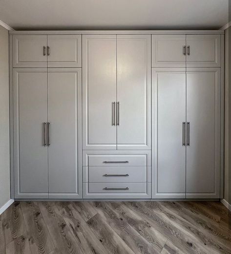 Closet Design Plans, Small Room Interior, Stylish Room Decor, Bedroom Built In Wardrobe, 4 Door Wardrobe, Design Your Bedroom, Modern Cupboard Design, Wardrobe Door Designs, Bedroom Interior Design Luxury