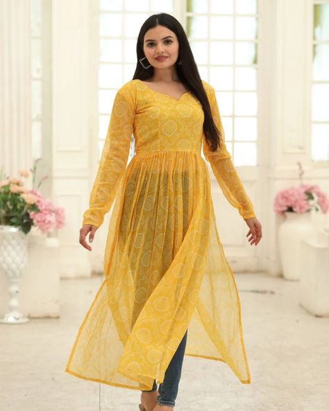 Straight Kurti Designs, Western Clothes For Women, Nayra Cut, Kamiz Design, Saree Reuse, Indo Western Outfits For Women, Haldi Ceremony Outfit, Simple Kurta, डिजाइनर कपड़े