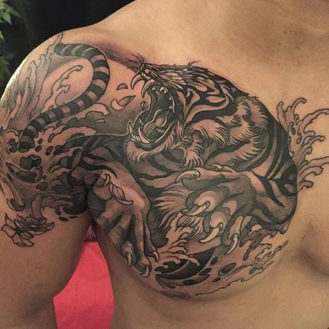 Dragon And Tiger Tattoo, Chest Tattoo Japanese, Dragon And Tiger, Japanese Tiger Tattoo, Tiger Tattoo Sleeve, Mangas Tattoo, Petit Tattoo, Tiger Tattoo Design, Dragon Sleeve Tattoos