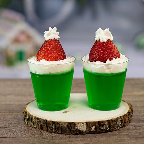 Elf Themed Drinks, Grinch Themed Appetizers, Jello Shots Christmas, Grinch Jello Shots, Grinch Jello, Grinch Desserts, Grinch Dinner, Drink Shots, Grinchmas Party