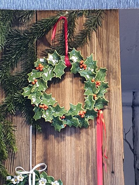 Pottery Wreaths, Christmas Wreath Ceramic, Ceramic Wreath, Christmas Ceramics Wreath, Christmas Ceramics Pottery Tea Lights, Vintage Ceramic Christmas Wreath, Božićni Ukrasi, Ceramic Christmas Decorations, Pottery Pot