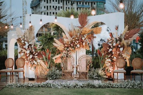 Fall Wedding Ceremony Decorations, Boho Fall Decor, Minimalist Dekor, Fall Wedding Ceremony, Indonesian Wedding, Wedding Setup, Bohemian Decoration, Wedding Ceremony Ideas, Wedding Backdrop Design