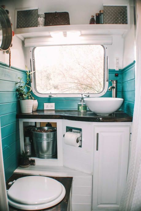 Tiny House Bathrooms, Bus Living, Kombi Home, Stylish Apartment, Tiny House Bathroom, Van Home, Bus Camper, Tiny Bathrooms, Remodeled Campers