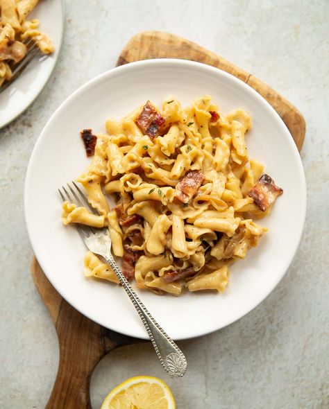 This Brie Pasta is silky smooth, outrageously delicious and easy to make. Better still, you only need 5 main ingredients! | www.dontgobaconmyheart.co.uk Brie Pasta, Easy Bacon Recipes, Bacon Pasta Recipes, Pasta With Bacon, Caramelized Onions Recipe, Night Dinner Recipes, Best Pasta Dishes, Meat Pasta, Pasta Sides