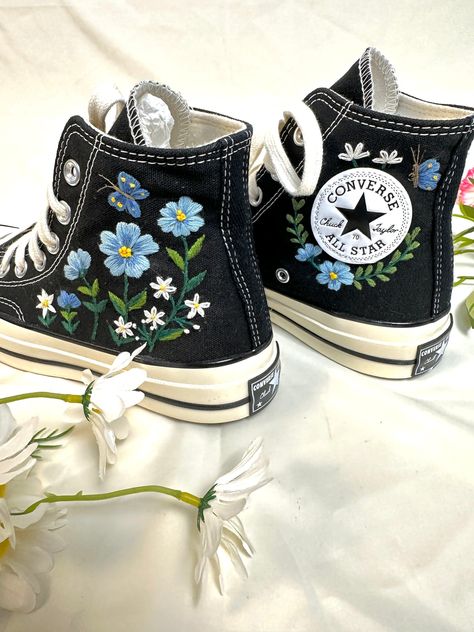 Embroidered Converse/Custom Converse High Top Chuck Taylor 1970s/Converse Embroidered With Blue And White Daisies And Monarch Butterflies Converse Embroidery Ideas Easy, Converse Decoration Ideas, Converse Custom Ideas, Custom Converse High Tops, Converse Embroidery, Cute Converse Shoes, Converse Design, Birthday Shoes, Embroidered Converse