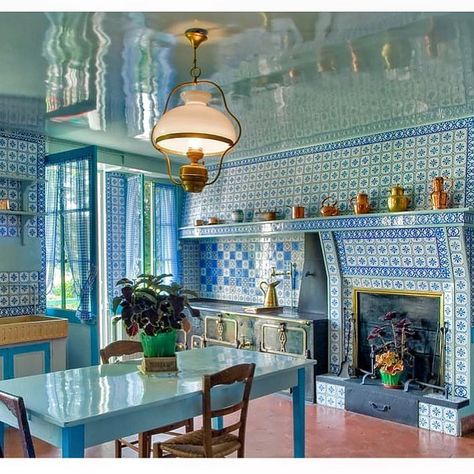 @art.istic.licence  INTERIORS Monet’s kitchen, blue and shiny and tiled....Giverny, France 📸? #monet #kitchen #elegant #blue… Art Deco Home Design, Claude Monet House, Giverny Monet, Glossy Kitchen, Blue Kitchen Designs, Giverny France, Kitchen Built In, Blue Tiles, Blue Kitchens