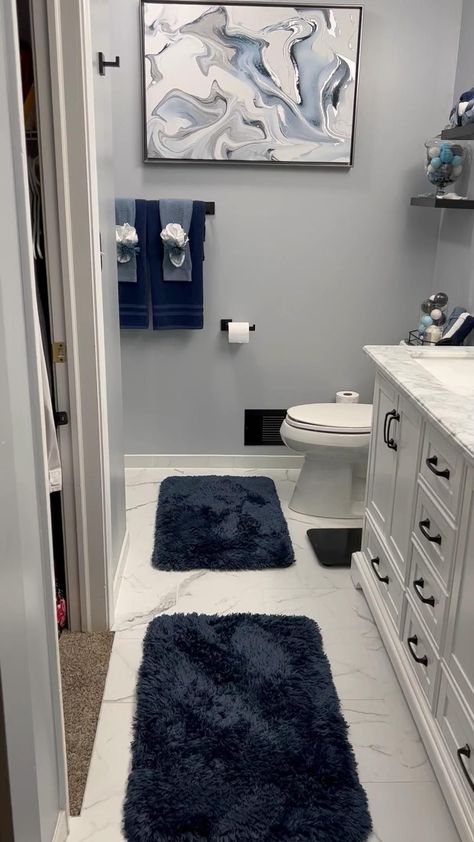 Black Blue Bathroom, Navy Blue Bathroom Decor, Luxury Apartment Decor, Navy Blue Bathroom, Navy Blue Bathrooms, Beautiful Bathroom Decor, Girl Apartment Decor, Bathroom Decor Themes, Blue Bathroom Decor