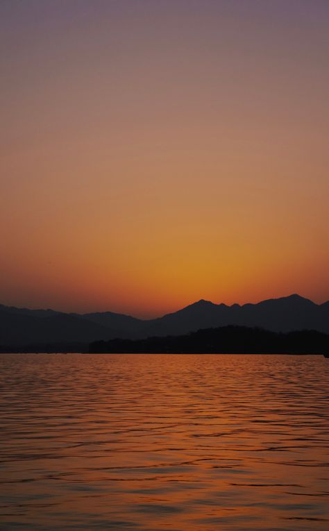 950x1534 Minimal, sunset, lake, mountains wallpaper Sunset Lake, Sunset Images, Mountain Wallpaper, Pretty Landscapes, Lake Sunset, Pretty Sky, Pretty Photos, Sunset Pictures, Sunset Sky