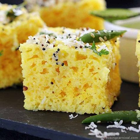 Khaman Dhokla Recipe, Party Appetizer Ideas, Jain Food, Khaman Dhokla, Vegetarian Appetizer, Cake Snack, Dhokla Recipe, Spicy Snacks Recipes, Steamed Cake