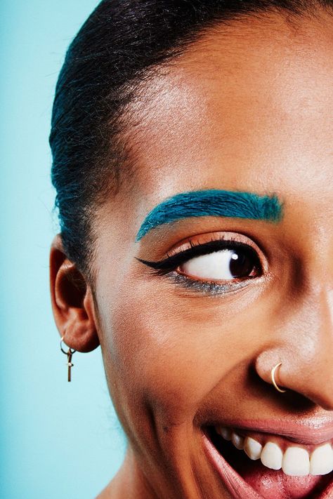 Coloured Eyebrows Makeup, Colourful Eyebrows, Coloured Eyebrows, Avante Garde Makeup, Weird Beauty, Eyebrow Trends, Artsy Makeup, Beauty Campaign, Eyebrows Makeup