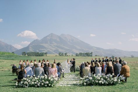 A slice of California style in this Yellowstone Wedding at Sage Lodge in Montana via Magnolia Rouge Montana Wedding Aesthetic, Yellowstone Wedding, Wedding Venues In Montana, Sage Lodge Montana Wedding, Montana Wedding Venues, Montana Horse Ranch, Montana Ranch, Montana Wedding, Charleston Wedding Photographer