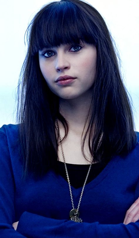 Felicity Jones Felicity Jones Black Cat, Carpe Noctem, Felicity Jones, British Actresses, Art Base, Role Models, Pretty Woman, Black Cat, Bangs