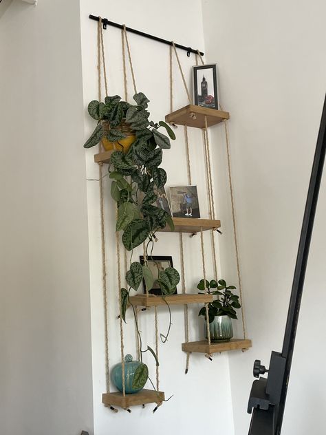 Wall Shelf Ideas Diy, Hanging Shelves Diy, Macrame Shelf Diy, Diy Hanging Shelf, Diy Shelves Easy, Hanging Ladder, Macrame Shelf, College House, Diy Hanging Shelves