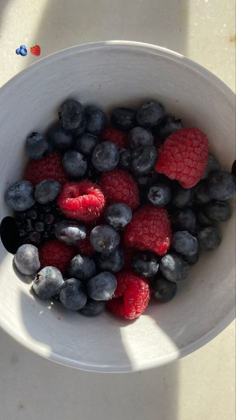 Aesthetic Food Fruit, Bowl Of Berries, Berries Aesthetic, Healthy Fruit Bowl Aesthetic, Yogurt Fruit Bowl Aesthetic, Fruit Bowl Aesthetic Instagram, Healthy Food Motivation, How To Eat Better, Food Obsession