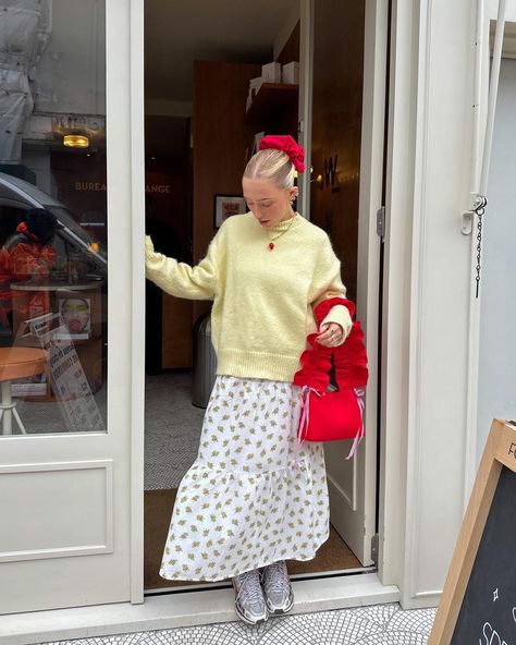 yellow and red combo 💛♥️ Chlo Davie, Midaxi Skirt, Maxi Skirt Outfits, Spring Wear, Fashion Mood Board, Aesthetic Look, Skirt Fits, J Fashion, Red Outfit